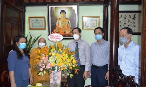 Lãnh đạo tỉnh Quảng Trị thăm, chúc mừng các chức sắc phật giáo tiêu biểu nhân 40 năm thành lập Giáo hội Phật giáo Việt Nam