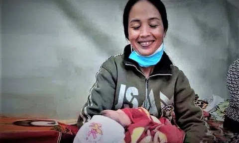 Phát hiện bé gái sơ sinh trong bọc đồ bên vệ đường trong đêm ở Hà Tĩnh