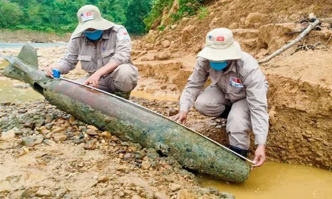 Phát hiện 2 quả bom 'khủng' sau mưa lớn ở Quảng Trị