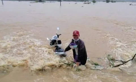 Tặng huy hiệu Tuổi trẻ dũng cảm cho 2 thanh niên cứu người bị lũ cuốn trôi