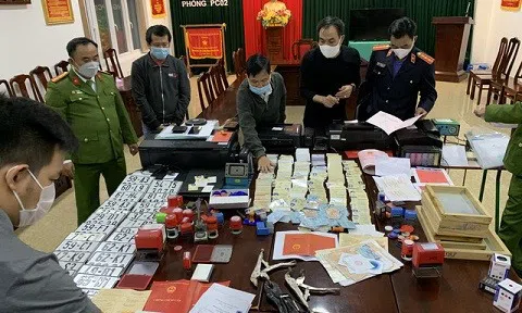 Phá đường dây làm giả bằng cấp, giấy tờ quy mô cực lớn ở Huế