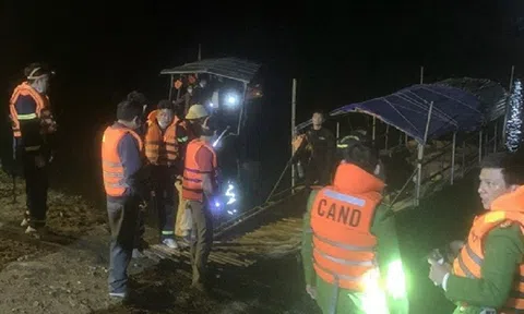 Thanh Hóa: Nỗ lực tìm kiếm ba thành viên trong một gia đình mất tích trên sông Mã