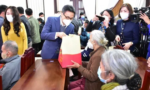 Phó Thủ tướng Chính phủ Vũ Đức Đam tặng quà, chúc Tết cho người lao động có hoàn cảnh khó khăn