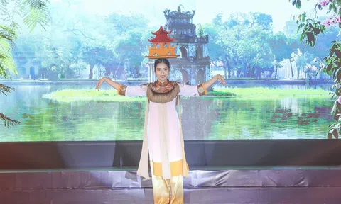 Miss Teen Ngô Ngọc Gia Hân biểu diễn tài năng tại Miss Charm Universe 2022