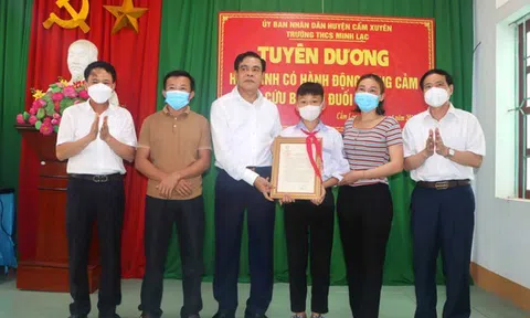 Trao Thư khen và quà của Chủ tịch nước cho nam sinh dũng cảm cứu sống 2 em nhỏ đuối nước