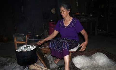 Vào nhà người Thái Khăng không khen "nong tằm đẹp quá"