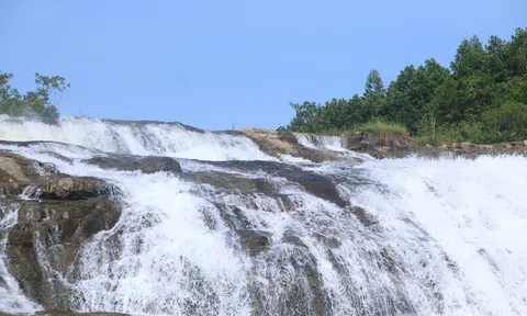 Thác “hai mươi sải” ở Quế Phong