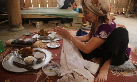 Người Thái "tạ ơn chủ đất" sau khi về nhà mới