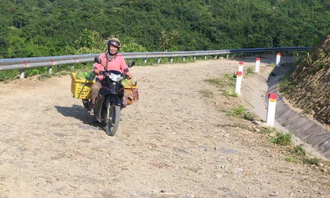 Xã ven hồ thủy điện ở Nghệ An: Người dân “như bị tra tấn” trên quãng đường cấp phối sau mưa