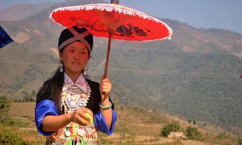 Chiếc ô mang hồn vía cô dâu về nhà chồng