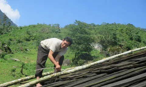 Những mái nhà gỗ huyền thoại dọc biên giới Việt - Lào