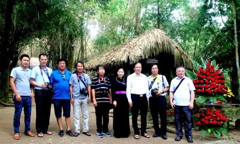 Hành trình theo dấu chân Bác