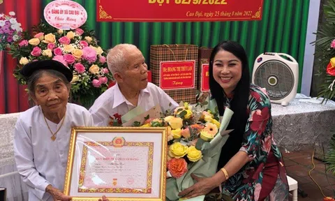 Bí thư Tỉnh ủy Vĩnh Phúc: Trao tặng Huy hiệu 75 năm tuổi Đảng cho các đảng viên lão thành