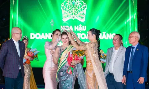 Hoa hậu Thanh Giang trao lại Vương miện cho tân Hoa hậu Doanh nhân Toàn năng châu Á 2022 sau 18 tháng đương nhiệm