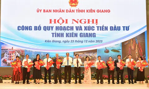 UBND tỉnh Kiên Giang trao 11 quyết định chủ trương đầu tư và 18 biên bản ghi nhận nghiên cứu đầu tư