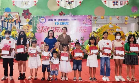 Công ty TNHH Trường Phát trao nhiều phần quà tết cho học sinh nghèo hiếu học