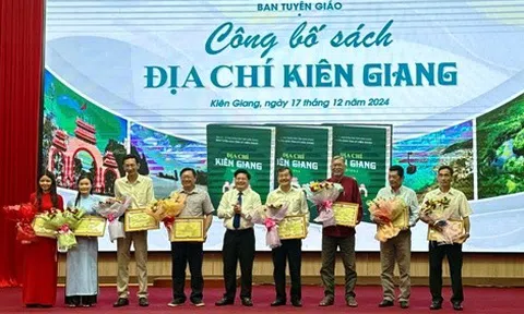 Công bố sách Địa chí Kiên Giang và Tổng kết Cuộc thi tìm hiểu 80 năm Ngày thành lập Quân đội Nhân dân Việt Nam