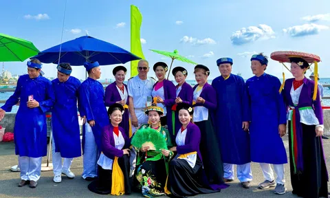 Câu lạc bộ Nghệ thuật Dân gian Sen Vàng Phú Quốc đón khách quốc tế bằng Quan họ Bắc Ninh