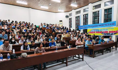 Chiếu phim lịch sử, cách mạng cho hơn 200 sinh viên sư phạm Kiên Giang
