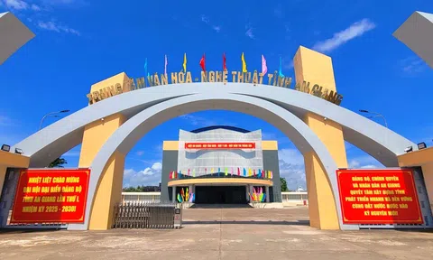 Phong phú tuyên truyền, cổ động trực quan chào mừng Đại hội Đảng bộ tỉnh An Giang