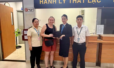 Cảng Hàng không quốc tế Phú Quốc trao lại tài sản cho khách du lịch bỏ quên trên máy bay