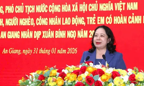 Phó Chủ tịch nước Võ Thị Ánh Xuân thăm, tặng quà gia đình chính sách, công nhân lao động và trẻ em khó khăn tại tỉnh An Giang