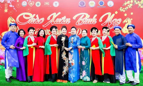 Câu lạc bộ Nghệ thuật Dân gian Sen Vàng Đảo Ngọc lưu diễn đầu năm ở miền Bắc