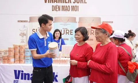 Hàng ngàn người cao tuổi Hà Nội đồng diễn múa quạt dưỡng sinh, lan tỏa sống khỏe với sự đồng hành của Vinamilk Sure