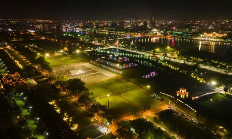 Hàng nghìn người đến phố đêm Hoàng Thành Huế trong đêm khai mạc