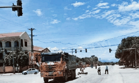 Tai nạn giao thông ngã tư đèn đỏ, người đàn ông Nghệ An gãy chân