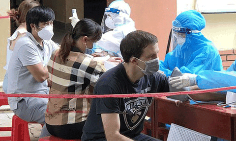 TPHCM thống kê người nước ngoài gặp khó khăn để hỗ trợ và tiêm vaccine