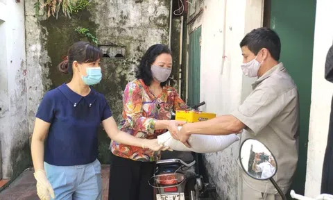 Nhóm thiện nguyện Ong Chăm trao tặng 730 suất quà cho người có hoàn cảnh khó khăn trên địa bàn quận Thanh Xuân