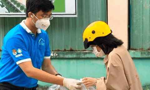 Khi yêu thương từ biên giới đến với 300 sinh viên ở vùng dịch