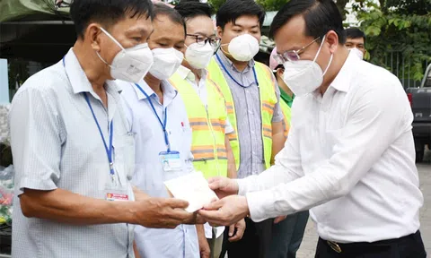 Thăm hỏi, động viên cán bộ, công chức, người lao động, lực lượng tham gia phòng chống dịch Covid-19 tại quận Bình Tân