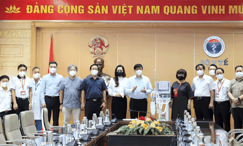 BAC A BANK trao tặng 34 máy thở phục vụ hồi sức tích cực bệnh nhân Covid-19 nặng