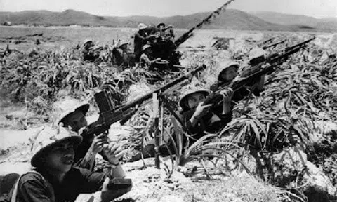 Một bàn thờ, thờ hai dũng sĩ