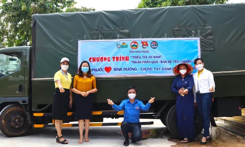 Trao món ngon nhà làm và hàng nghìn túi an sinh để cổ vũ các "chiến binh blouse trắng" diệt COVID-19