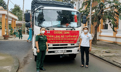 Chương trình "Thầm lặng - Nơi tuyến đầu" trao lương thực, thực phẩm, hàng thiết yếu đến với bà con nghèo tại TX Gò Công