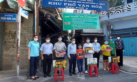 Trưởng ban Dân vận Thành ủy tặng quà Trung thu cho trẻ mồ côi bởi dịch tại Quận 5