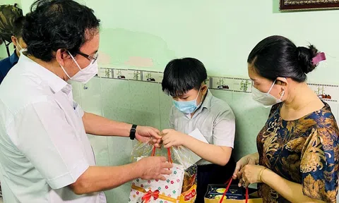 Bí thư Thành ủy TPHCM Nguyễn Văn Nên thăm, tặng quà cho trẻ em có cha, mẹ tử vong do nhiễm Covid-19