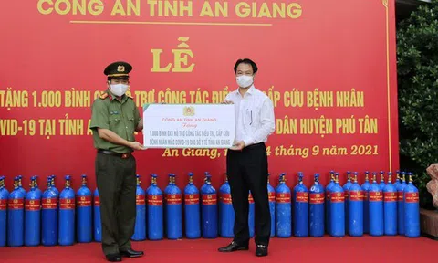 An Giang: Trao tặng 2.000 bình oxy cho khu điều trị và 50 tấn gạo giúp người dân khó khăn