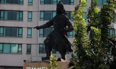 TP.HCM lên phương án trùng tu tượng đài Đức thánh Trần Hưng Đạo