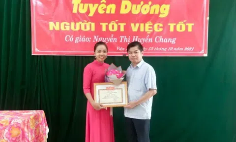 Khen thưởng cô giáo Nguyễn Thị Huyền Chang nhặt được của rơi, trả lại người bị mất