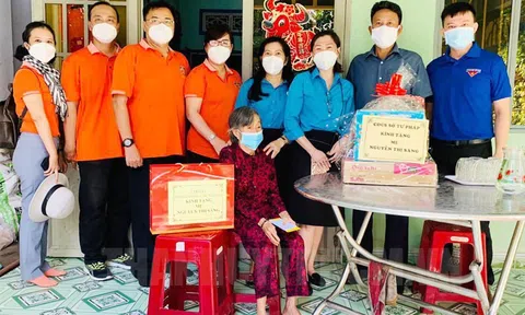 Công đoàn Sở Tư pháp thăm và tặng quà Mẹ Việt Nam Anh hùng tại huyện Củ Chi