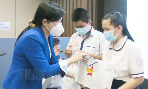 Chương trình “Vòng tay yêu thương” hỗ trợ trẻ em mồ côi do dịch bệnh Covid-19