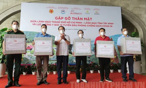 Hành trình “Củ Chi - Tây Ninh sắc xanh ngày mới” tri ân lực lượng tuyến đầu chống dịch