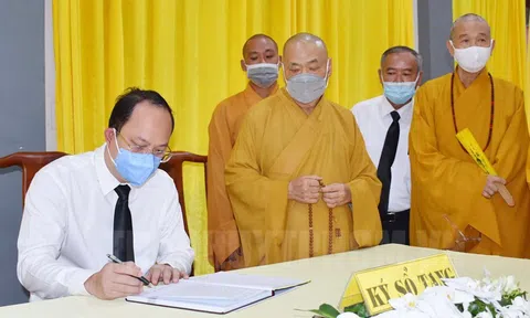 Đoàn đại biểu TPHCM viếng tang Đại lão Hòa thượng Thích Phổ Tuệ