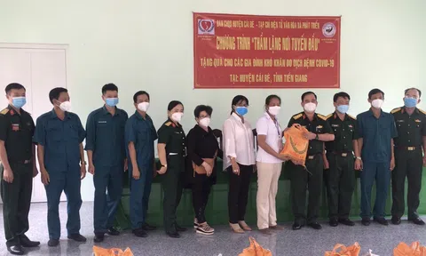 Chương trình “Thầm lặng nơi tuyến đầu” trao nhiều phần quà cho bà con gặp khó khăn do Covid-19 tại Tiền Giang