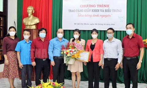 Trao tặng giấy khen và biểu trưng “Đóa hồng tình nguyện” cho bác sĩ Hà Thị Mận