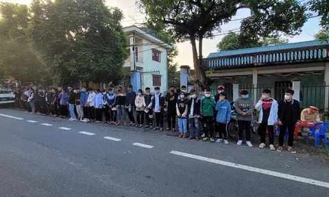 Công an Tam Đảo bắt giữ nhóm thanh niên lái 27 mô tô dàn hàng ngang, lạng lách